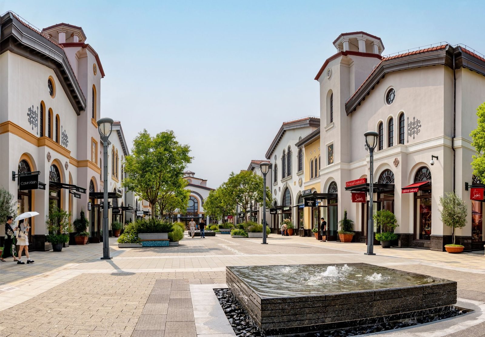 Designer Outlet Shopping: Old Stock, Returns and Size Availability