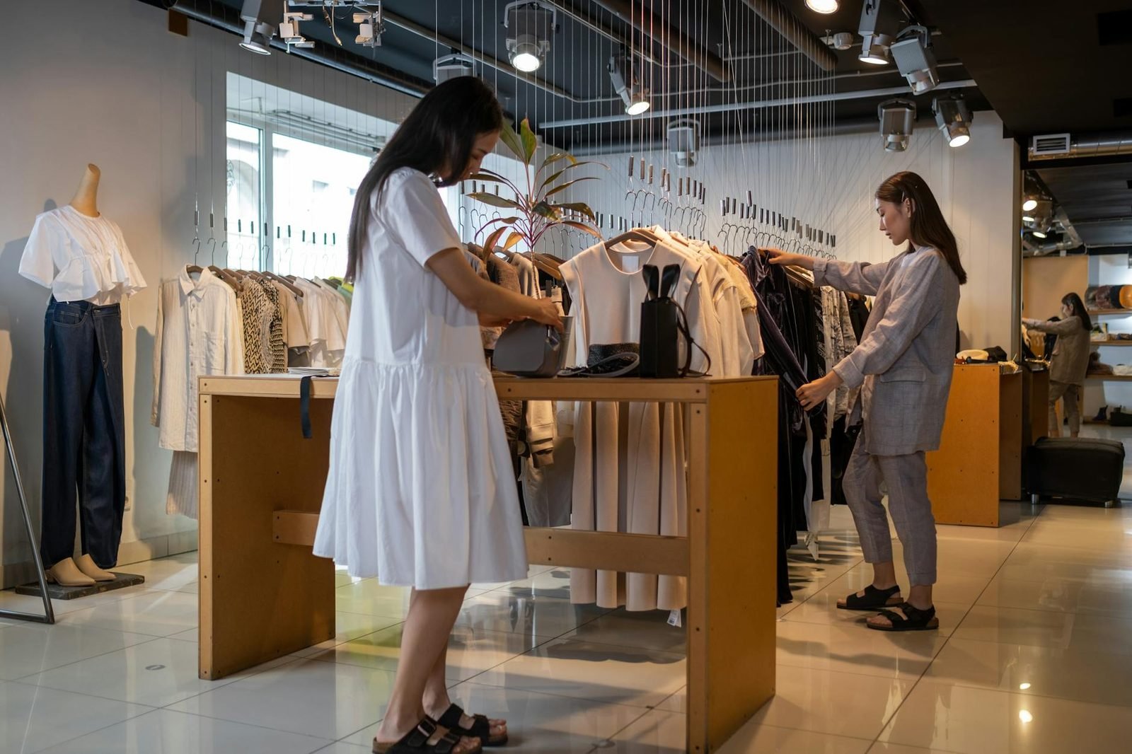 Fashion Retailer Reviews: Sizing, Returns Windows and Delivery Speed