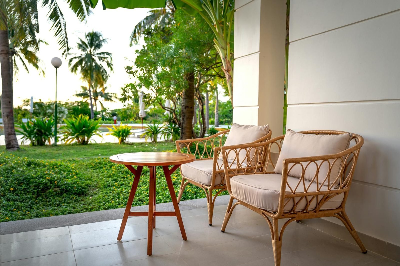 Garden Furniture Deals: Materials, Weather Claims and Delivery Slots
