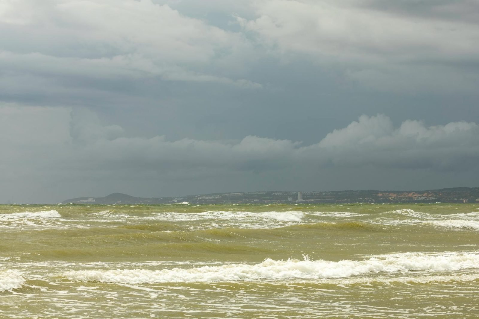 Weather-Smart Holiday Planning: Shoulder Seasons and Packing Risks